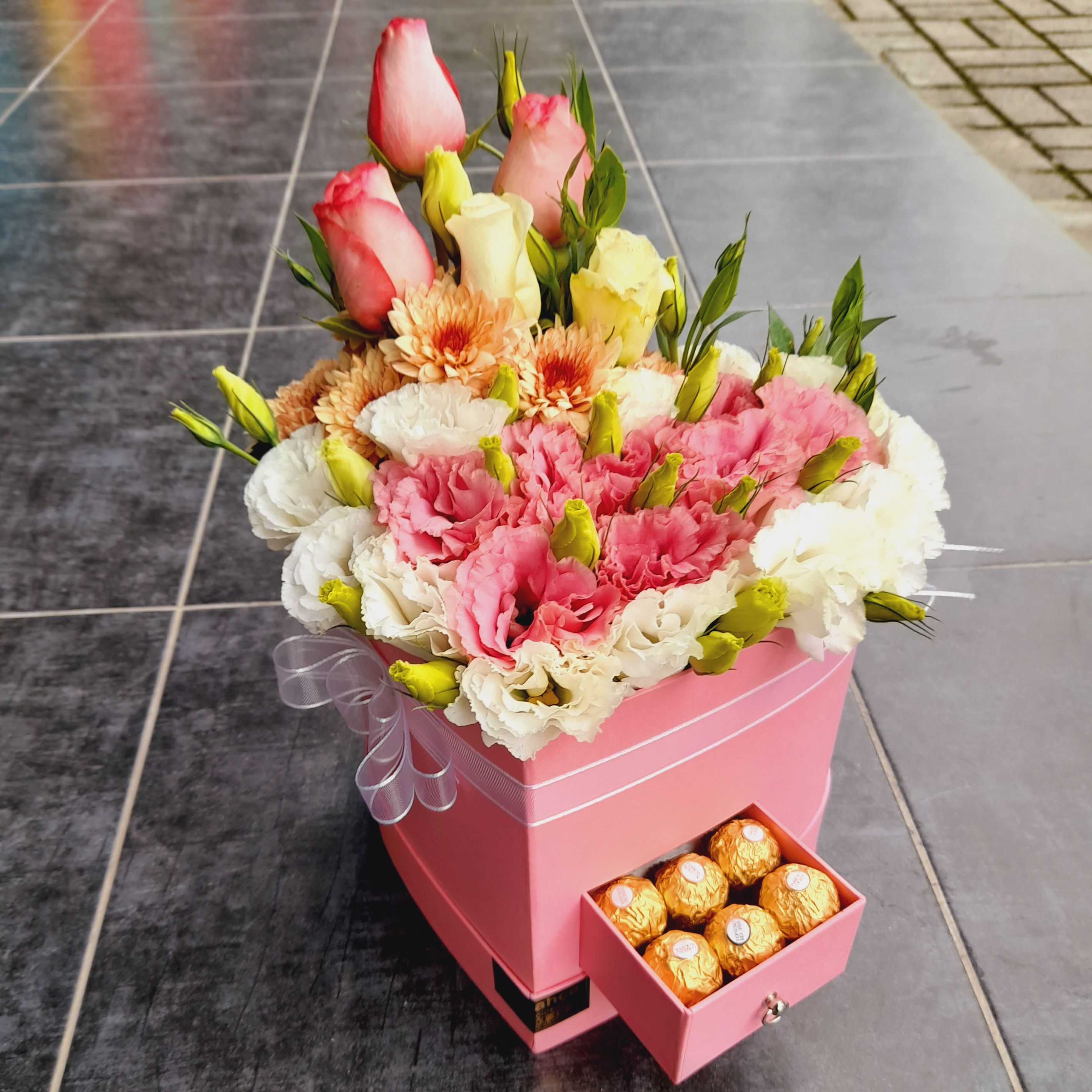 101 gül kutuda Pembe lisyantus ferrero rocher 