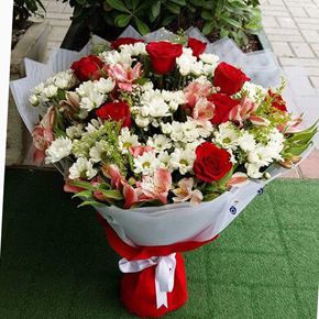 beyaz vip kutu Mevsim Çiçeklerinden Demet 