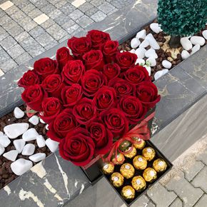  Alanya Çiçek Kutuda 25 Gül ve Ferrero Rocher