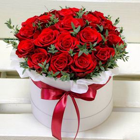 заказать доставку букета цветов в алании на нашем сайте 25 роз в белой коробке 