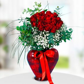 заказать доставку букета цветов в алании на нашем сайте  21  роз в вазе-сердечке 