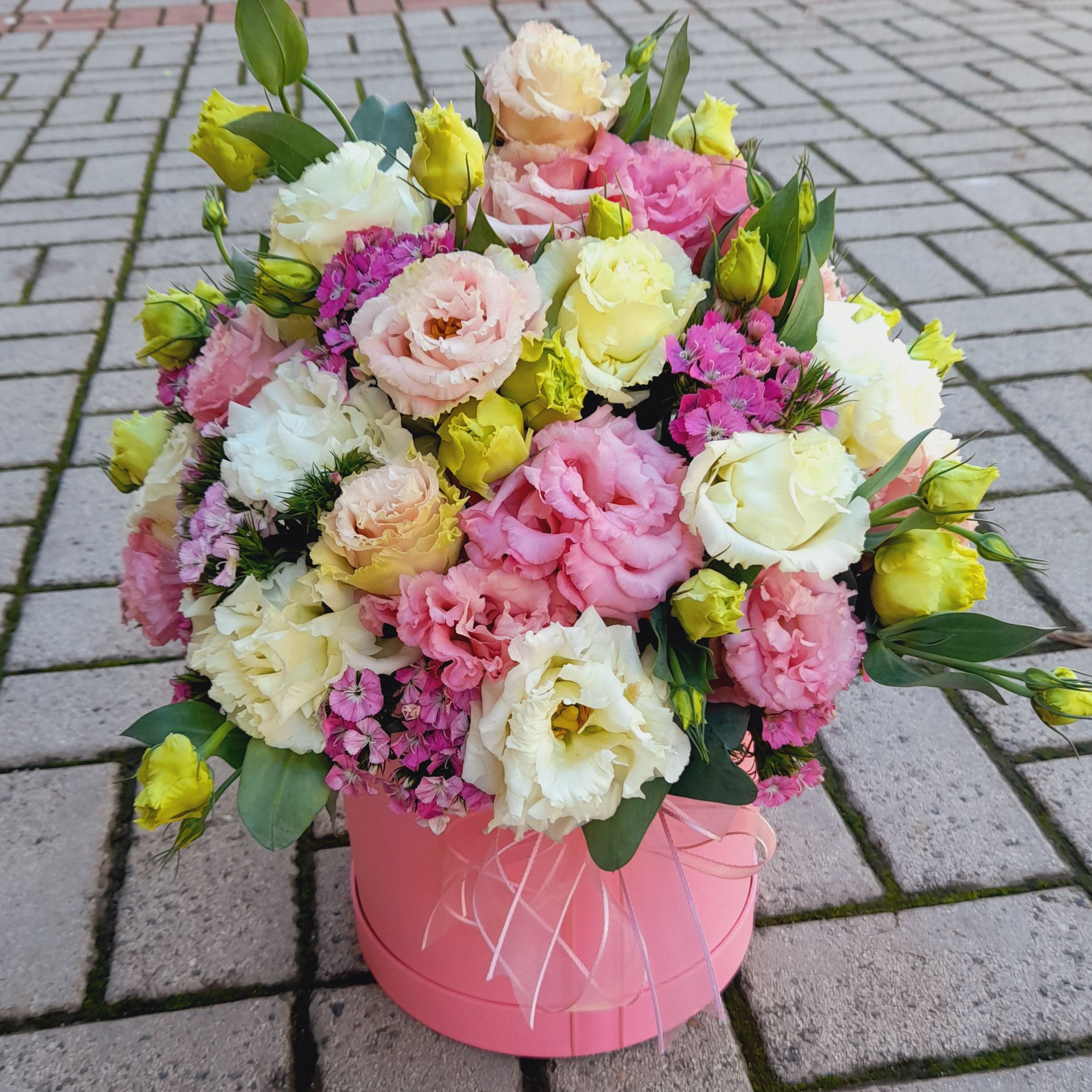  Alanya Blumenbestellung Weiße und rosa Lisianthus